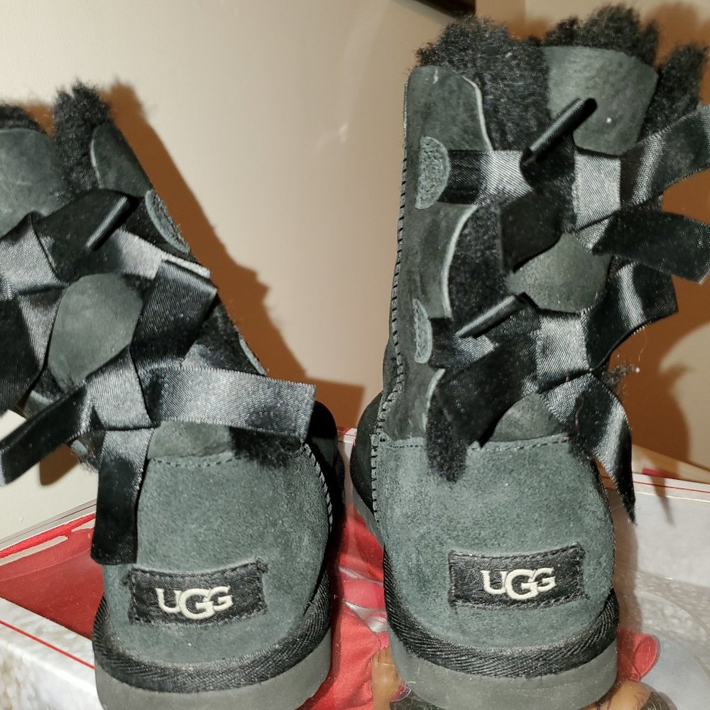 Ugg Women' boots with bows. Black